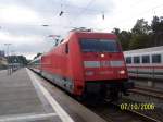 Am Gleis 2 steht ein IC zum rangieren bereit. Als Lok dient 101 023-0. Ostseebad Binz den 07.10.2006