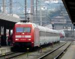 Whrend DB Lok 101 049-5 mit ihrem Zug in den Hauptbahnhof von Innsbruck einfhrt, verlsst ein BB Triebzug denselben in Richtung Brenner am 08.03.08