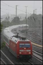 101 038-8 erreichte am Nachmittag des 4.08.2008 mit ihrem IC von Nrnberg nach Karlsruhe bei strmendem Regen den Bahnhof Aalen.