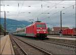 101 012 durchfhrt mit dem IC 84  Michelangelo , Rimini - Mnchen Hbf, den Bahnhof Schwaz in Richtung Norden.