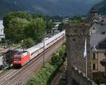 Zur Mittagszeit des 14. August 2008 durch fhrt 101 067 mit einem IC Richtung Koblenz Oberwesel. Die Aufnahme entstand von der historischen Stadtmauer der Touristenstadt.
