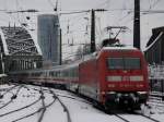 Die 101 099 mit einem IC am 05.01.2009 bei der Ausfahrt aus dem Klner Hbf. 