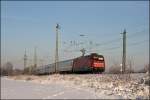 101 031 (9180 6 101 031-3 D-DB) hast soeben den Bahnhof Haltern am See durchfahren und strebt nun Recklinghausen entgegen. Am Haken hat sie den IC 332, Norddeich Mole - Luxembourg.
