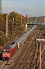 101 075 schiebt den IC 2048, Leipzig Hbf - Kln Hbf, am Rangierbahnhof Hagen-Vorhalle vorbei. (12.10.2008)
