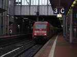 101 045-3 mit einem IC beim Halt im Bahnhof Kassel Wilhelmshhe, man hrt sie frmlich schreien:  Wasch mich  !!!