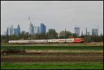Diese 101er zog am 09.April 2009 ihren InterCity vor der Skyline Frankfurts entlang.