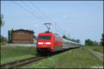 101 006 mit Neulack schob am 20.05.09 den IC 2182 in Richtung Stralsund.Aufgenommen in Mnchhagen.