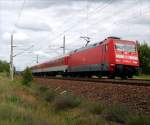 101 095 zieht am 07.06.09 den umgeleiteten AZ 1360 durch Muldenstein Richtung Halle(S).