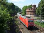 101 135-2 berquert in Krze mit IC 2213 Hamburg-Altona - Stuttgart die Rheinbrcke bei Mainz-Gustavsburg.