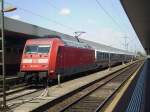 101 055  steht mit ihrem IC  Nrnberg-Basel SBB in Basel Bad Bf und wartet auf die Abfahrt in den 4 Minuten entfernten Bahnhof Basel SBB.