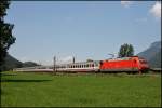 101 104 (9180 6101 104-8 D-DB) hat den EC 89 „Leonardo da Vinci“ am Haken und bringt ihn zum Brenner. (06.08.2009)