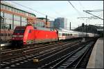 DB 101 014-9 zieht den Ersatzzug fr den ICE 940/950 nach Dsseldorf bzw Kln. Am Ende des zweiteiligen Zugs schiebt DB 101 097-4 (gesichtet Berlin Ostbahnhof 27.12.2009)