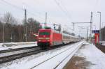 101 001-6 rauscht nach Zwischenstopp in Magdeburg mit einem IC in Richtung Braunschweig durch Niederndodeleben (wegen Bauarbeiten heute auf dem linken Gleis). Fotografiert am 31.01.2010.