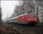 101 019 (9180 6101 019-8 D-DB) hat den IC 2028 nach Hamburg-Altona am Haken und durchfhrt die Ruhrwiesen am vernebelten 06.02.2010.