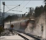 Auch so kann der Winter aussehen! 101 010-7 wirbelte am 20.12.2009 den frischen Pulverschnee auf, als sie mit ihrem IC aus Nrnberg auf der Fahrt nach Basel durch den Goldshfer Bahnhof eilte.