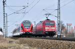 m Kreuzungs-Bf Langendorf begegnen sich 101 090 und eine RE nach Rostock kurz vor dem Hbf Stralsund, 18.03.2010