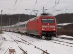 101 062 mit dem IC 2213 Binz-Stuttgart am 16.Dezember 2010 an der nrdlichen Einfahrt von Bergen/Rgen.