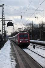 101 001 (9180 6101 001-6 D-DB) durchfhrt mit einem IC nach Norddeich-Mole den Haltepunkt Recklinghausen-Sd.