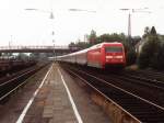 101 124-6 mit einem IC-Zug auf Bahnhof Andernach am 20-7-2000.