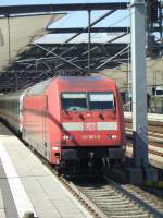 101 061-0 verlsst mit einem IC den Bahnhof  Flughafen Leipzig/Halle  in krze erreicht sie ihren Ziel-/Endbahnhof Leipzig Hbf.