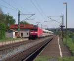 101 124-6 zieht am 1. Mai 2011 den ICE 914 durch Gundelsdorf. Gru an den nicht vorzufindenden Fahrdienstleiter ;-)