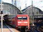 Mit IC am Haken verlsst 101 043 den Hbf Frankfurt am Main (10.12.2011).