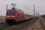 101 094-1 schiebt am 02.03.2012 den IC 2037 in Richtung Riesa bei Bornitz.