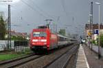 Whrend eines Regenschauers passiert die 101 120-4 mit dem EC 7 Hamburg-Chur pnktlich den Bahnhof Denzlingen. Aufgenommen am 21.04.2012.