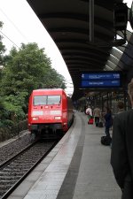 Hier fhrt 101063 am 12.9.12 mit ihrem IC nach Nrnberg in Hamburg-Dammtor ein. Da die Lok in der Kurve leider etwas schrg steht habe ich das Bild anhand des Zugzielanzeigers ausgerichtet.