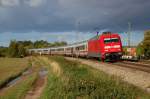 101 075-0 mit IC 2213 nach Stuttgart Hbf bei Wolkenkrimi-Wetter zwischen Vehrte und Belm am Rande des Wiehengebirges, 07.10.2012.