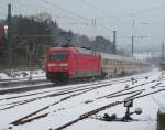 101 047-9 mit LED-Lichtern schiebt am 12. Februar 2013 den IC 2208 durch Kronach.