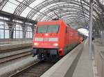 Dresden Hauptbahnhof am 18. Februar 2013. Lokwechsel am  EC 174 nach Hamburg ber Berlin. 101 112-1 bernimmt von 371 002-7 aus Tschechien.

