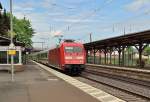 Mit hoher Geschwindigkeit durch fhrt die 101 002-4 mit einem IC den Bahnhof Brohl in Richtung Koblenz am Himmelfahrtstag.9.5.2013