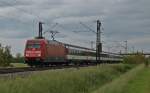 Am 23.05.2013 fuhr 101 064-4 mit dem EC 9 von Hamburg-Altona nach Chur auf dem Deutschen Teil von Hamburg-Altona nach Basel SBB. Hier ist der Eurocity nrdlich von Mllheim (Baden) bei Hgelheim gen Sden unterwegs.
