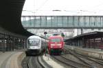 Whrend IC 2261 nach Mnchen ausfhrt wartet 101 120 mit ihrem Pbz nebenan in Ulm Hbf.