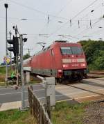 Die 101 086-7 kommt am Freitag den 30.8.2013 mit einem Autoreisezug aus den Niederlanden in Grevenbroich durch gefahren.