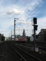 Eine E-Lok der BR 101 hat am 2.6.13 den Klner Hbf mit einem IC Richtung Bonn verlassen.