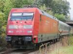 Blankenfelde (Brandenburg) in Hhe des Bahnbergang am Tunnelweg wechselt 101 135-2  mit einem EC aus Budapest / Prag / Dresden auf die KBS Strecke  Richtung Berlin Hauptbahnhof  am 21.