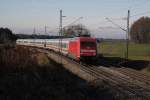 Die 101 038-8 zieht den EC 217 von Saarbrücken nach Graz bei Übersee am 21.12.2013