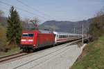 101.067 mit IC719 bei Pernegg am 30.03.2014. Ausnahmsweise sind bei diesem Zug Lok und Steuerwagen an der Zugspitze.