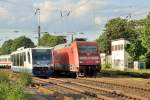 Der Rutalbahntriebwagen auf der RB 39 nach Mönchengladbach Hbf unterwegs, trifft den verspätet ausfahrenden IC 2223 aus Berlin Ostbahnhof kommend in Rheydt Hbf, der am heutigen Abend aus