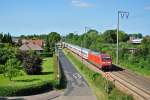 101 021-4 fuhr am 11.06.2014 mit dem IC 2332 von Emden Außenhafen nach Köln, hier in Leer.