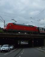 Am Streikdonnerstag ist die 101 099-0 im Dienst mit einem IC in Düsseldorf zu sehen.
Hier in Friedrichstadt ist sie auf einer Brücke dem Hauptbahnhof entgegenfahrend von mir abgelichtet. Düsseldorf den 7.5.2015