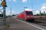 101 002 schiebt ihren Intercity aus de Bahnhof Crailsheim Richtung Nürnberg.