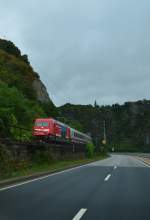Bergwärts kommt die 101 006-5 auf der linken Rheinstrecke zwischen St. Goar und Oberwesel am 16.8.2015 als Werbelok für Graubünden den Fotografen entgegen als der im Auto talwärts unterwegs war.