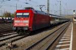 DB/SBB: Die deutsche Lok 101 011-5 mit Personenwagen der SBB am Hacken anlässlich der Bahnhofsdurchfahrt Weil am Rhein am 31.