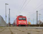 Bodenblick auf die 101 019-8, die mit einem IC durch Kalscheuren in Richtung Bonn unterwegs war am Samstag den 5.12.2015