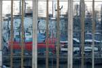 An den verspiegelten Fenstern eines Hochhauses am Kölner Hbf spiegelte sich 101 032-1 mit ihrem EC.

Köln Hbf 21.12.2015