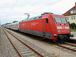 101 135-2 mit einem IC von Köln in  Binz Großbahnhof am 22.