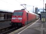 101 104 hat am 28.12.2003 gerade ihren Intercity in den Stuttgarter Hbf gebracht.